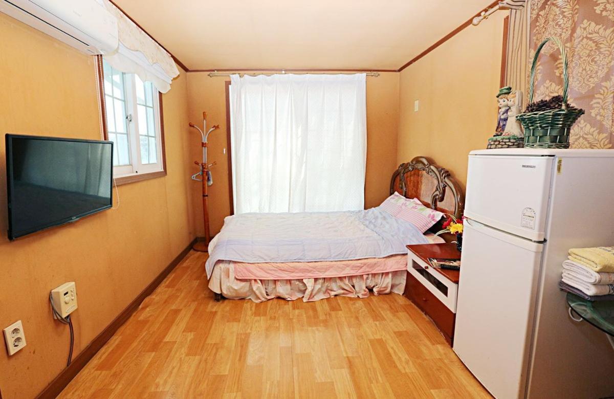 Taean Gaetyeowool Pension Room photo