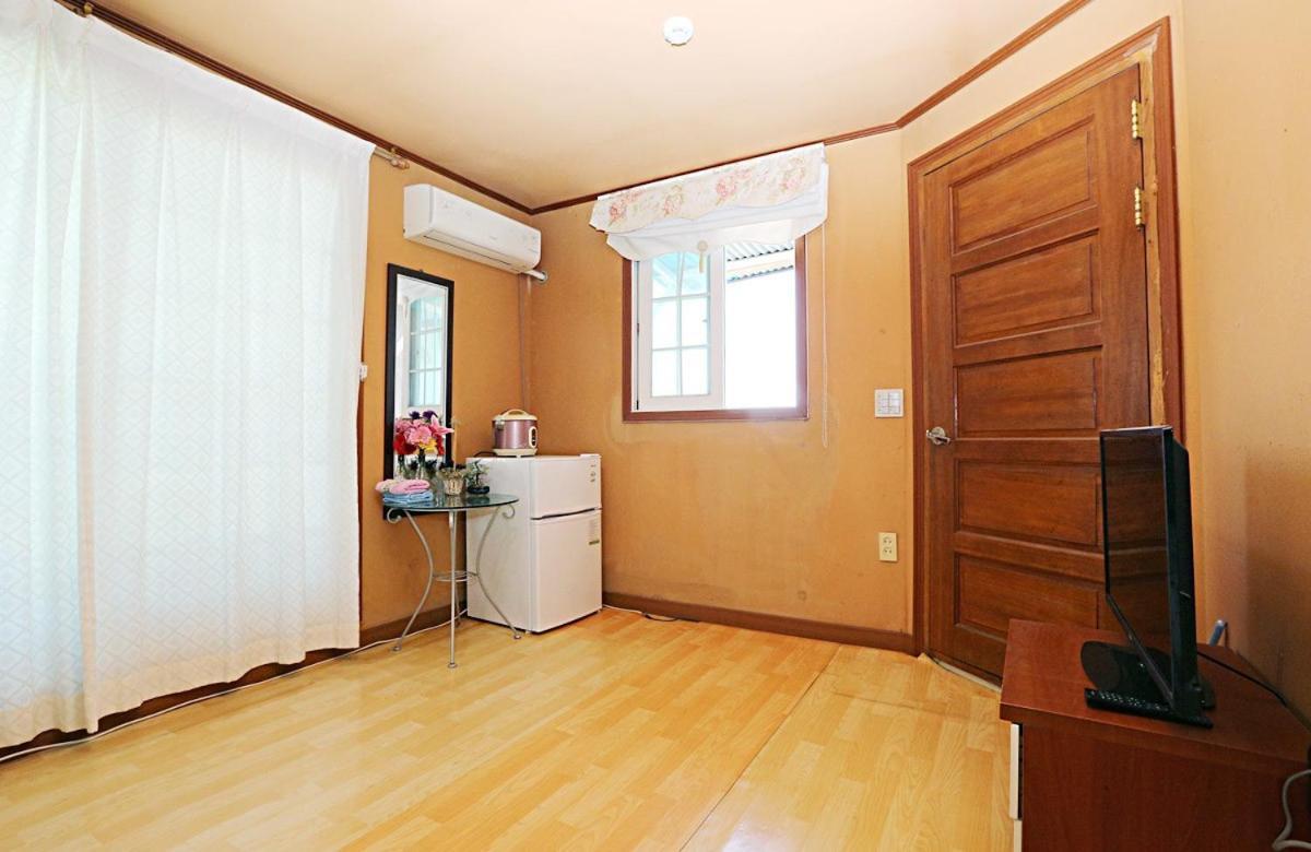 Taean Gaetyeowool Pension Room photo