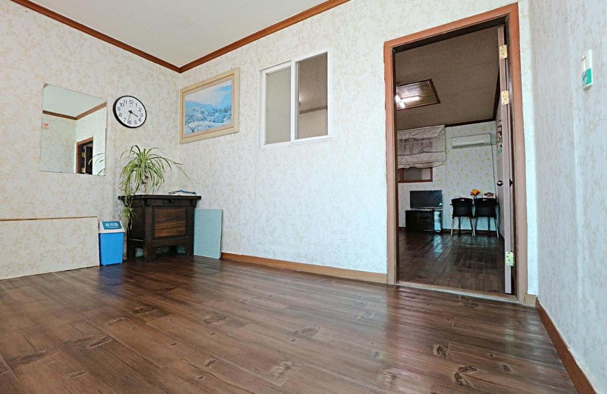 Taean Gaetyeowool Pension Room photo