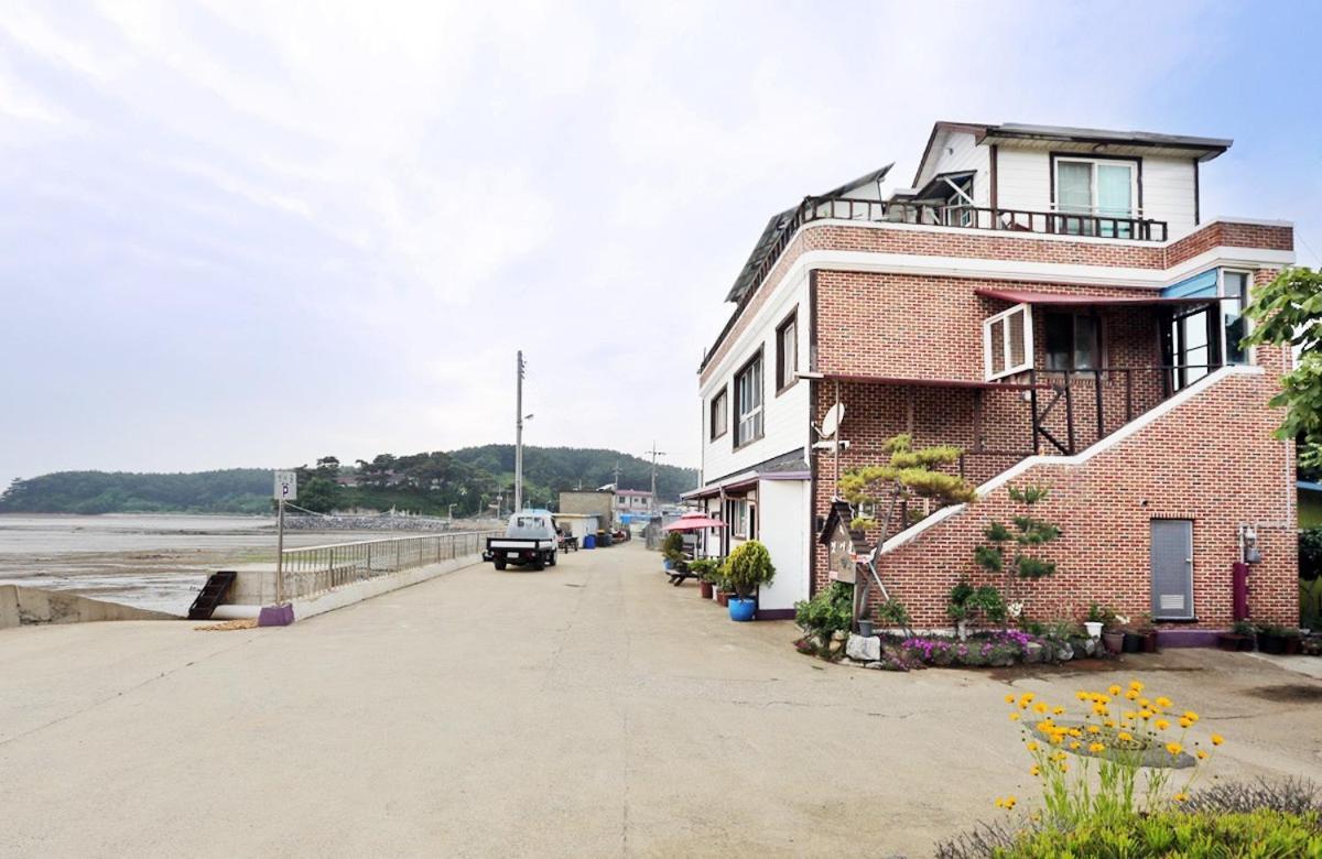 Taean Gaetyeowool Pension Exterior photo